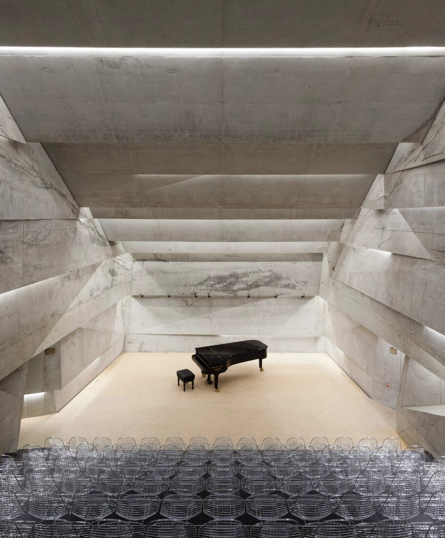 Konzerthaus in Blaibach, Sichtbeton mit Klavier